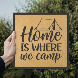 Home is Where We Camp Arte da parete in legno - Decorazioni per la casa incise al laser per gli amanti della natura e gli appassionati di attività all'aria aperta - Targa da campeggio moderna