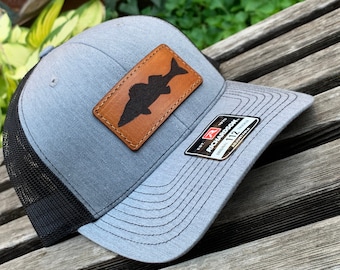 Chapeau avec écusson en cuir gravé au laser Richardson 112 - Silhouette doré cousu à la main Authentique cuir véritable Pêcheur de poisson Gone Fishin' Wally