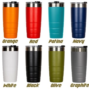 Puede incluir: Ocho vasos de acero inoxidable en varios colores, incluyendo naranja, rojo, azul verdoso, azul marino, blanco, negro, verde oliva y gris. Cada vaso tiene un dise&ntilde;o de doble pared y una tapa.