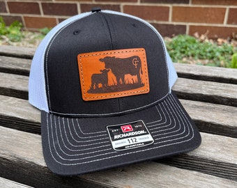 Gorra Richardson 112 con parche de cuero grabado a láser - Silueta personalizada de marca de rancho de ganado de vaca y ternero, cuero auténtico cosido a mano