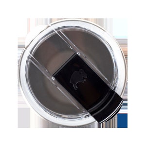 Puede incluir: Una tapa de pl&aacute;stico transparente con un deslizador negro y un logotipo de b&uacute;falo negro. La tapa est&aacute; dise&ntilde;ada para un vaso o una taza de viaje.