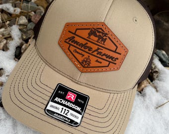 Gorra Richardson 112 personalizada con parche de cuero grabado a láser. Nombre de granja personalizado con ciudad y estado. Marca ranchera de cuero auténtico cosida a mano.