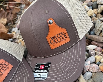 Gorra Richardson 112 personalizada con parche de cuero grabado a láser - Etiqueta para ganado con nombre de granja occidental personalizada, etiqueta para oreja, botón y remache