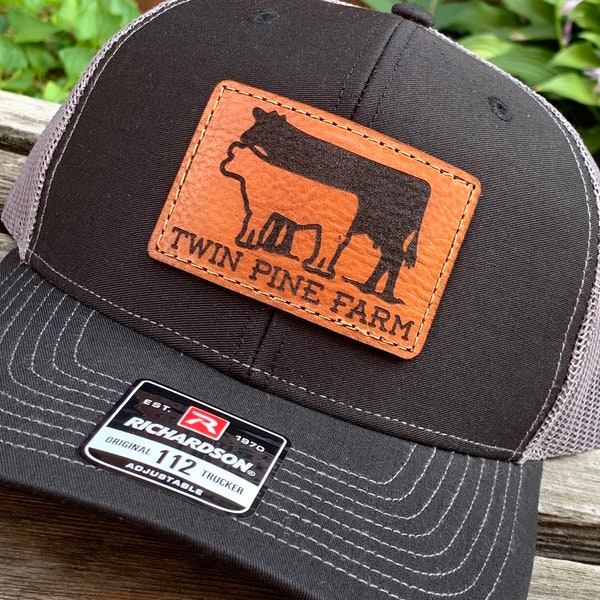 Gorra con parche de cuero Richardson 112 con logotipo de ganado personalizado y grabado a láser. Parche de cuero con logotipo de ganado personalizado, cosido a mano.