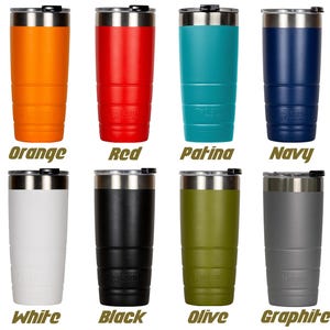 Op de afbeelding: Acht roestvrijstalen bekers in verschillende kleuren, waaronder oranje, rood, teal, marineblauw, wit, zwart, olijfgroen en grijs. Elke beker heeft een dubbelwandige constructie en een deksel.