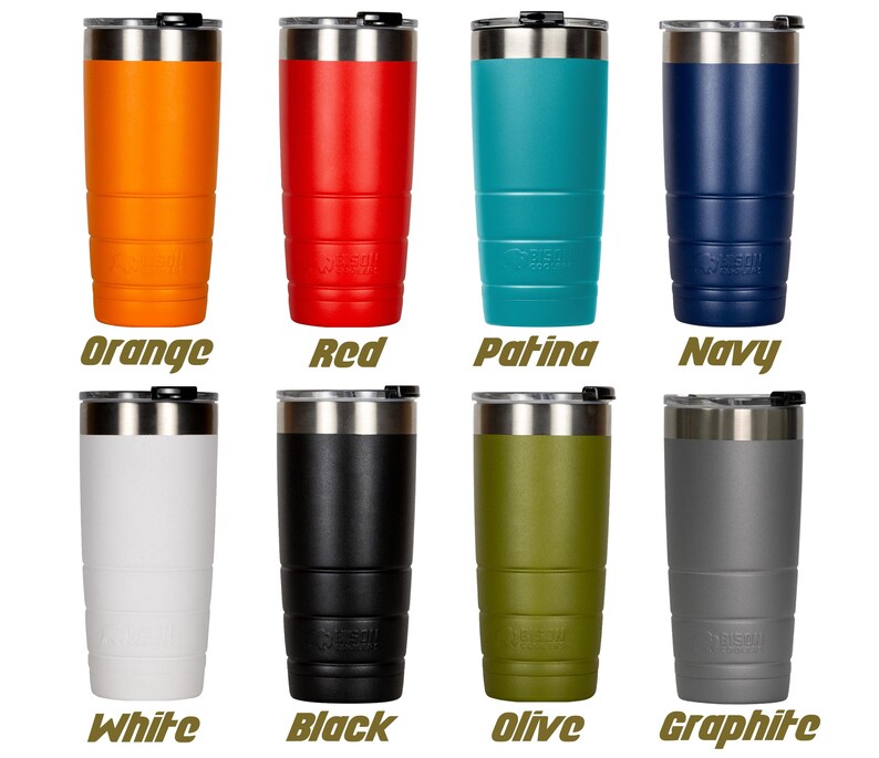 Op de afbeelding: Acht roestvrijstalen bekers in verschillende kleuren, waaronder oranje, rood, teal, marineblauw, wit, zwart, olijfgroen en grijs. Elke beker heeft een dubbelwandige constructie en een deksel.