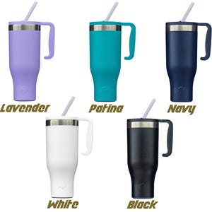 Peut inclure: Plusieurs gobelets isothermes de couleurs diff&eacute;rentes : lavande, turquoise, marine, blanc et noir. Chaque gobelet est dot&eacute; d'une poign&eacute;e, d'un bord argent&eacute; et d'une paille. Les noms des couleurs sont imprim&eacute;s en dessous.