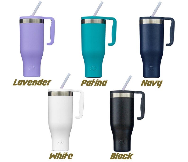 Peut inclure: Plusieurs gobelets isothermes de couleurs diff&eacute;rentes : lavande, turquoise, marine, blanc et noir. Chaque gobelet est dot&eacute; d'une poign&eacute;e, d'un bord argent&eacute; et d'une paille. Les noms des couleurs sont imprim&eacute;s en dessous.