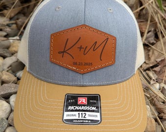 Sombrero Richardson 112 personalizado con parche de cuero grabado a láser - Iniciales de boda cursivas con fecha - Cuero auténtico cosido a mano