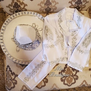 ¡Envío gratis! Hermoso traje de charro de Nuestra Señora de Guadalupe para niño, de 6 piezas, blanco con sombrero plateado, ideal para bautizos de mariachi.