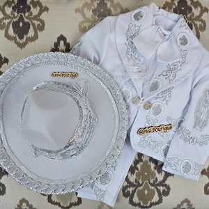 Kostenloser Versand!! Unsere Liebe Frau von Guadalupe Wunderschöner 6-teiliger Jungen Charro-Anzug, Weiß mit Silber Charro-Anzug mit Hut, Taufe Mariachi-Anzug