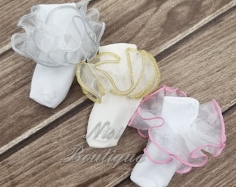 Conjunto de 3 meias com babados para meninas, nas cores branco/prateado, marfim/dourado e branco/rosa, em nylon. Perfeitas para ocasiões especiais, batizado e para usar com roupas infantis.