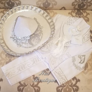 Kostenloser Versand!! Unsere Liebe Frau von Guadalupe Schöne 6 Stück Jungen Charro Anzug, Weiß mit Silber Charro Anzug mit Hut, Taufe Mariachi Anzug