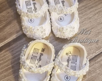 Wunderschöne Taufschuhe Babymädchen, Elfenbein oder weiße Taufschuhe Mädchen, Babyschuhe, Mädchenschuhe, Elfenbein Babyschuhe, weiße Babyschuhe.