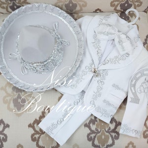 Envío gratis!! Espuela con Caballo Hermoso Traje de Charro para Niño de 6 piezas, Traje de Charro Blanco con Plata con Sombrero, Traje de Mariachi para Bautizo
