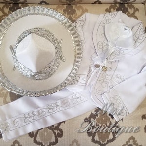 ¡¡Envío gratis!! Nuestra Señora de Guadalupe Hermoso Traje Charro Niño 6 piezas, Blanco con Traje Charro Plateado con Sombrero, Traje Mariachi de Bautismo