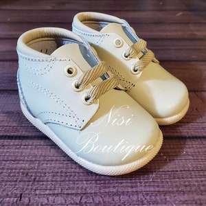 Hermosos zapatos para bautizo o cualquier ocasión, zapatos beige para bautizo, zapatos para bebé niño, zapatos marfil para bebé niño, zapatos color beige