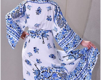 Longue robe de mariée bohème surdimensionnée en coton à fleurs bleues, robe kimono bohème à fleurs, cache-maillot de plage, tenue de plage avec manches