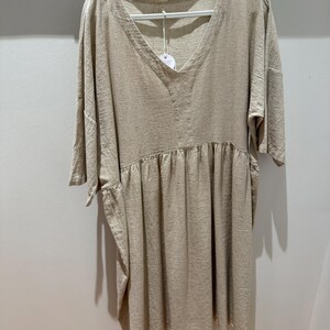 VAusschnitt Hochwertiges Leinenkleid, natürliches Leinenkleid, übergroßes Leinenkleid, Leinenkleid in Übergröße, Geschenk, GeschenkGift Beige