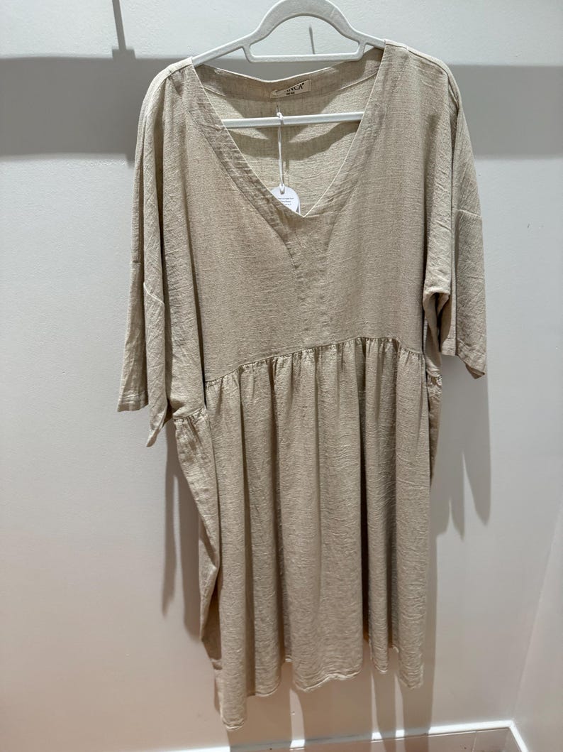 VAusschnitt Hochwertiges Leinenkleid, natürliches Leinenkleid, übergroßes Leinenkleid, Leinenkleid in Übergröße, Geschenk, GeschenkGift Beige