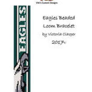 Könnte beinhalten: Grünes, weißes und graues Webarmband mit dem Wort "EAGLES" und einem stilisierten Adlerkopfdesign. Das Armband ist aus Perlen gefertigt und für einen Webstuhl konzipiert.