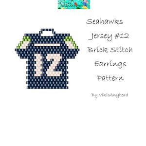 Może przedstawiać: Wzór na koraliki do kolczyków z koszulką Seahawks. Wzór jest w ściegu ceglanym i zawiera logo drużyny oraz numer 12.