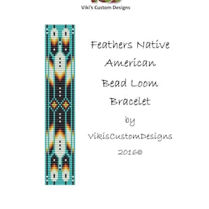 Może przedstawiać: Turkusowa, czarno-biała bransoletka z koralików z motywem piór Indian amerykańskich. Tekst brzmi "Feathers Native American Bead Loom Bracelet by VikisCustomDesigns 2016". Logo "VCD" znajduje się na górze.