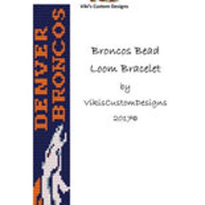 Op de afbeelding: Denver Broncos kralenweefpatroon voor een armband, met een wit en oranje Bronco-logo op een blauwe achtergrond. Het patroon is ontworpen door VikiCustomDesigns en bevat de tekst "Broncos Bead Loom Bracelet by VikiCustomDesigns 2013".