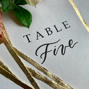 Números de mesa impresos en papel hecho a mano con o sin láminas de oro, plata u oro rosa - Nombres y números de mesas para bodas - Configuración de mesas