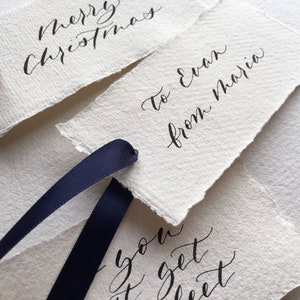 Individueller Geschenkanhänger mit individueller Bandfarbe - Personalisierte Anhänger auf handgeschöpftem Papier - Handbeschriftete Etiketten