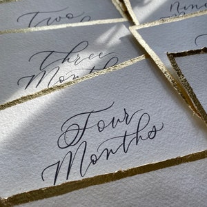 Cartes anniversaire bébé avec bordure en feuille d'or - calligraphies cartes anniversaire bébé mensuelles - cartes anniversaire grossesse - lot de 13