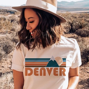 Denver, Colorado T-shirt, Retro Mountain Unisex Denver T-shirt - Personalizzazione disponibile