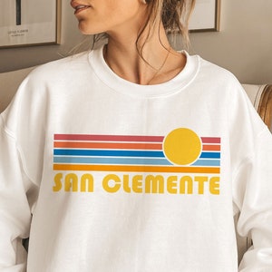Sweatshirt San Clemente California: retro zonsopgang, uniseks ronde hals