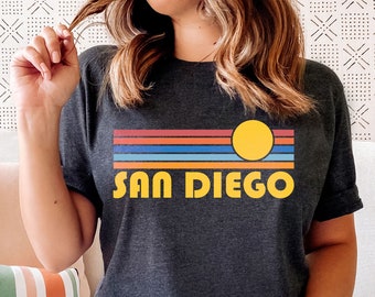 Camiseta unisex de San Diego, California, con atardecer retro. Personalización disponible.