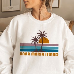 Sudadera unisex de cuello redondo con palmeras retro de Anna Maria Island, Florida. Personalizable.