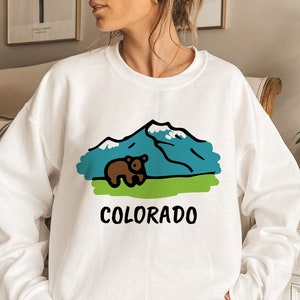 Colorado Mountain Bear Sweatshirt - Unisex Crewneck