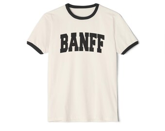 Könnte beinhalten: Ein weißes T-Shirt mit einem schwarzen Ringelkragen und dem Wort "BANFF" in Schwarz auf der Vorderseite.