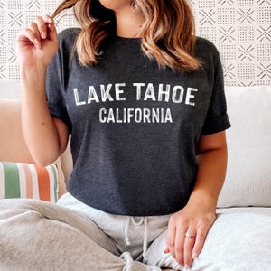 Camiseta del lago Tahoe, California: Camiseta unisex con texto pintado, camiseta de vacaciones