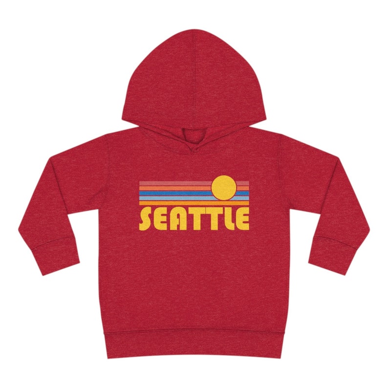 Pode incluir: Moletom vermelho com capuz para crian&ccedil;as pequenas com um gr&aacute;fico de p&ocirc;r do sol retr&ocirc; e a palavra "SEATTLE" em letras amarelas.