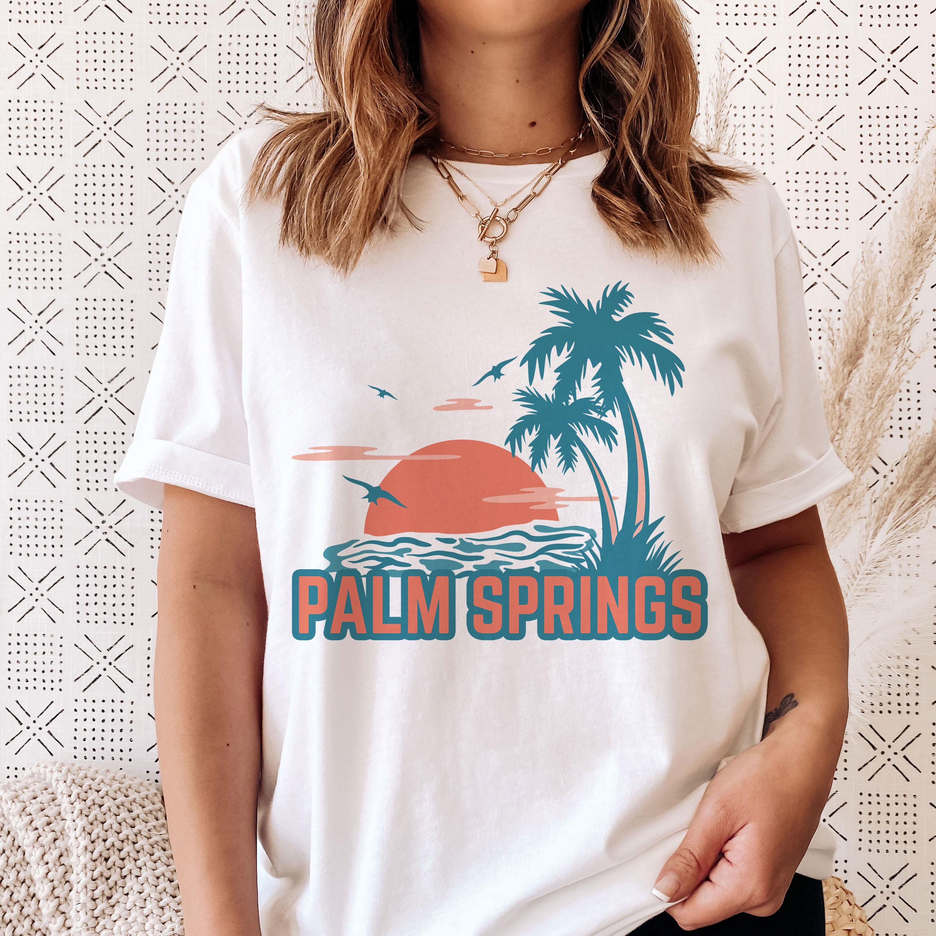 Camiseta unisex de Palm Springs, California, con palmeras y playa retro. Personalizable.