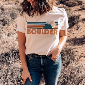 Boulder, Colorado Shirt, Retro Berg Unisex Boulder T-Shirt - Personalisierung verfügbar