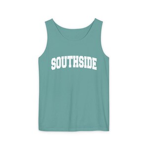 以下が含まれることがあります： 胸に白でアーチ状に「SOUTHSIDE」とプリントされた、ターコイズ色のタンクトップ。ノースリーブのトップスは、丸いネックラインで、柔らかく軽い素材で作られています。 このカジュアルなトップスは、暖かい季節に最適です。