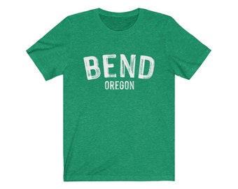 Camiseta unisex de Bend, Oregón, con texto en pintura. Personalización disponible.