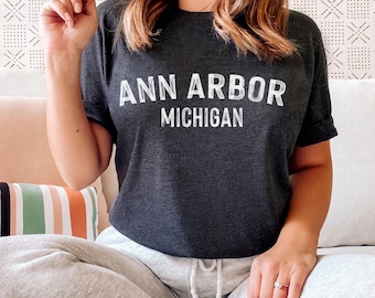 ミシガン州アナーバーのTシャツ：ユニセックスペイントテキストTシャツ