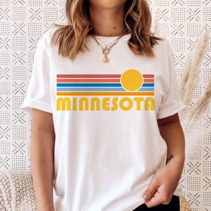 Minnesota T-Shirt, Retro Sonnenuntergang Unisex Minnesota Shirt - Personalisierung verfügbar