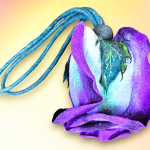 Bolso bandolera tipo cubo de lana hecho a mano con escultura de rosa en 3D hecha a mano con arte de fieltro