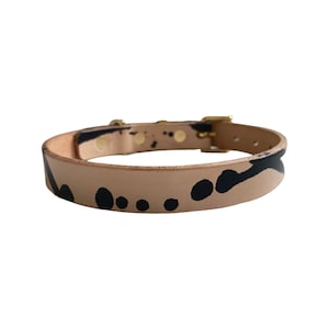 Hundehalsband aus Leder | Natürliches pflanzlich gegerbtes Leder mit schwarzem Splatterdesign | Metallteile aus massivem Messing | Kostenloser Versand in Großbritannien