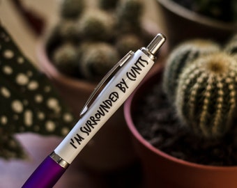 SWEARY PENS / Lustige Stifte / Nur für Erwachsene / Ich bin umgeben von C*nts