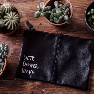 SWEARY MAN BAG / Shite シャワーシェーブ / フェイクレザーウォッシュバッグ / iPad Mini / 旅行 / ギフト / プレゼント