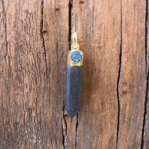 Black stone point pendant with round blue druzy accent